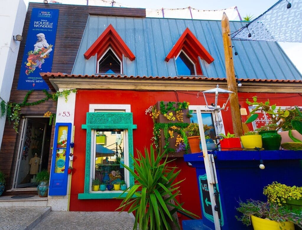 Café Galeria House of Wonders in Cascais, a charming and cozy spot for coffee and culture in Portugal